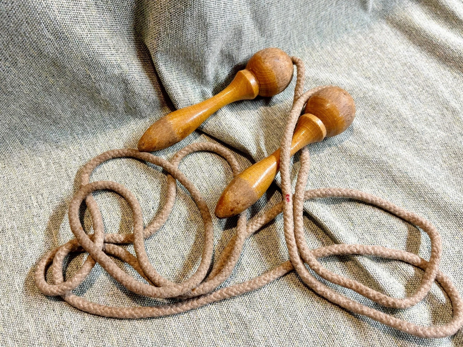 VINTAGE JUMP ROPE SKIPPING ROPE WOODEN HANDLES BALL BEARINGS EXERCISE FITNESS