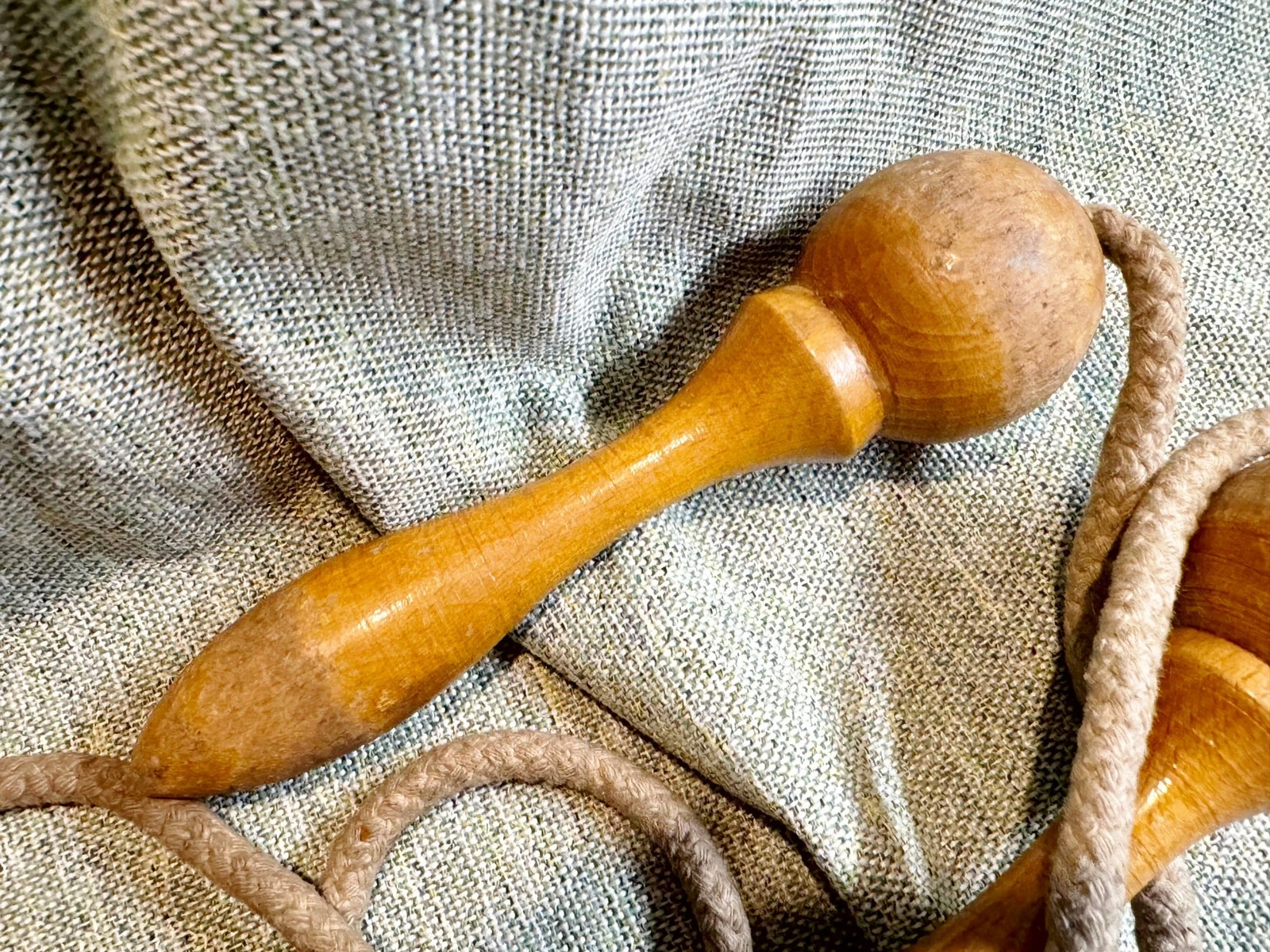 VINTAGE JUMP ROPE SKIPPING ROPE WOODEN HANDLES BALL BEARINGS EXERCISE FITNESS